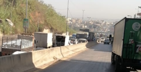 طريق المحمرة مقفلة منذ الصباح... بالصور هذا ما يجري